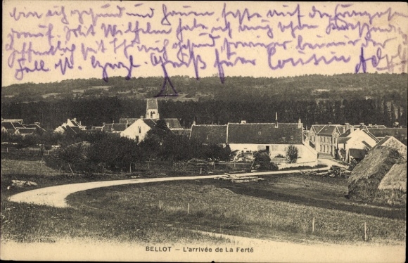 Ak Bellot Seine et Marne, Landschaft bei  Kirche im Hintergrund, Straße, Wohnhäuser