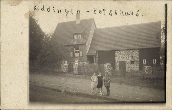 Photo Postcard Köddingen Feldatal in Hesse, soldier and women in front of the forester's lodge