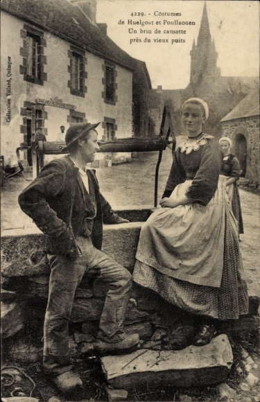 Postcard Huelgoat Finistère, Breton costumes