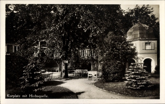 Ak Wiesenbad im Erzgebirge, Thermalbad, Kurplatz mit Hiobsquelle