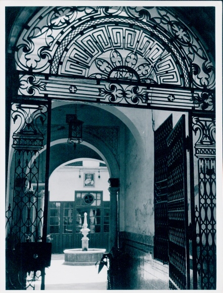 Photo film scene Barcelona, portal, courtyard, FRG 1952, Jordan J. von Boyadjieff