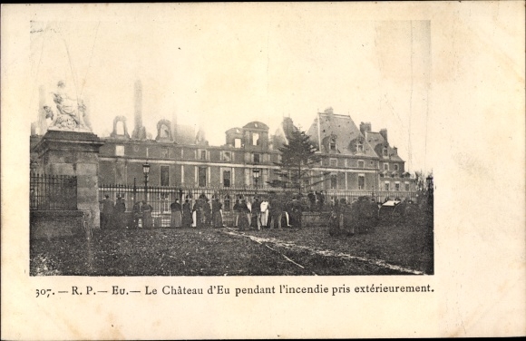 Postcard Eu Seine Maritime, Le Château d&#39;Eu during the fire taken externally