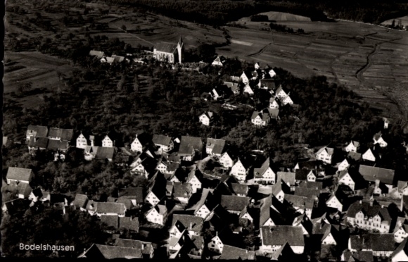 Ak Bodelshausen, Blick auf den Ort mit Umgebung, Feld