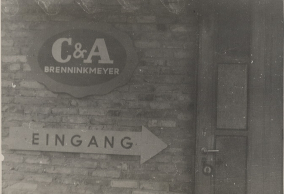 Original photo Berlin Kreuzberg, Oranienstraße, C&A Benninkmeyer, sign, around 1946, approx. 13 x 18 cm