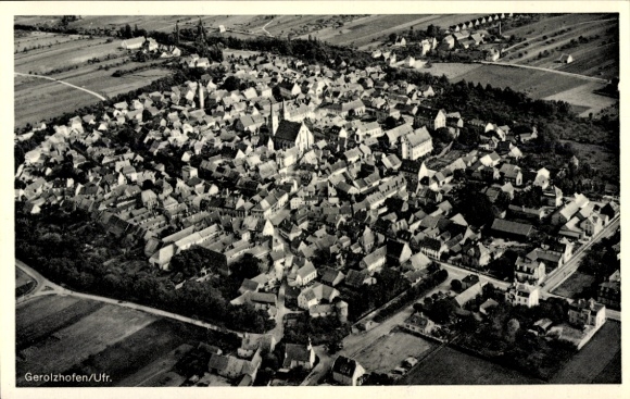 Ak Gerolzhofen in Unterfranken, Luftaufnahme von  hübsche Stadtansicht, zahlreiche Häuser, Umgebu