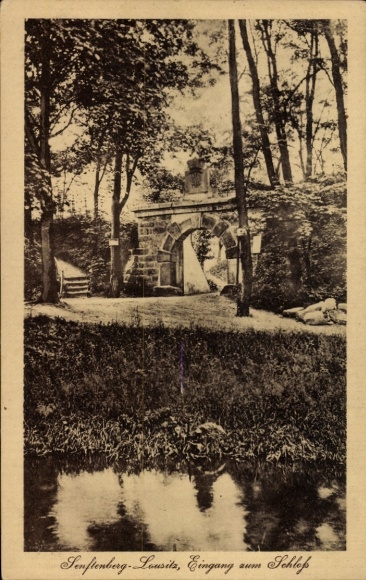 KP Senftenberg w Dolnych Łużycach, piękna przyroda, wejście do zamku, woda, drzewa, architektura