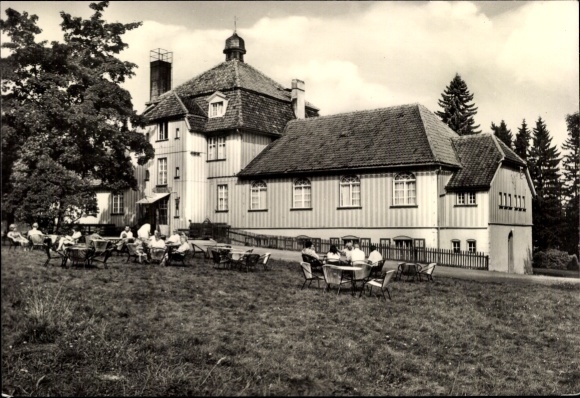 Ak Benneckenstein Oberharz, historisch gebouw, tafels buiten, veel mensen, zwart-wit