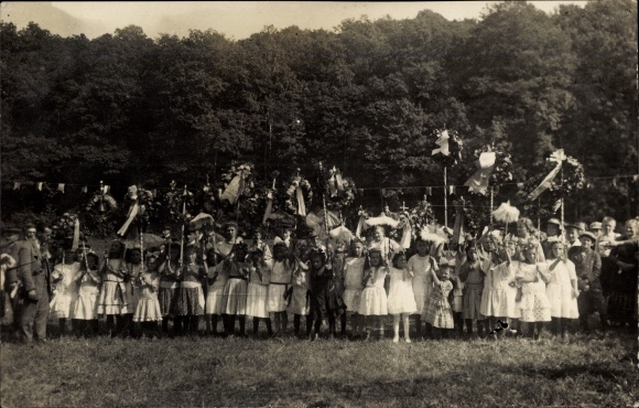 Photo Postcard Goselitz Zschaitz Ottewig in Saxony, children at a school festival in 1924