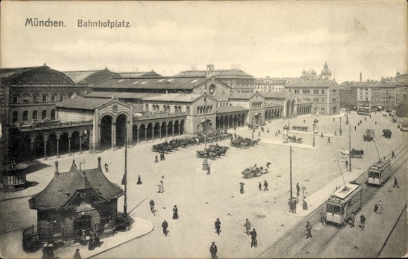 Ak München Bayern, Bahnhofplatz aus der Vogelschau, Straßenbahnen