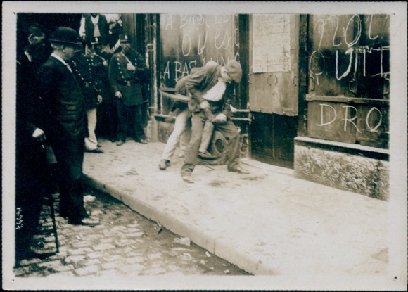 Photo Paris XII, Rue Traversiere, departure to a restaurant, 1911