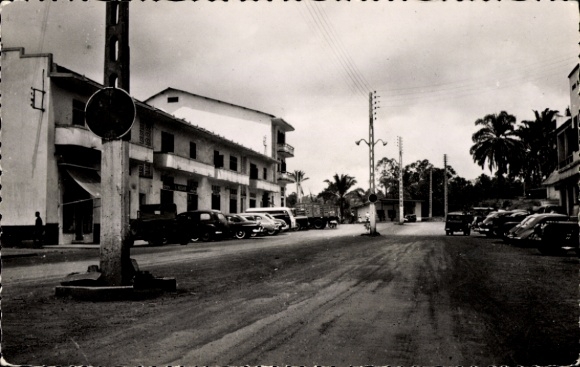 Ak Yaoundé Jaunde Kamerun, Straßenszene, Gebäude, Autos, bewohntes Gebiet