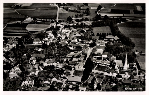 Ak Ering am Inn Niederbayern, Luftaufnahme von  Kirche, Wohnhäuser, ländliche Umgebung