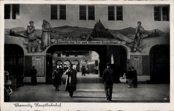 Postcard Chemnitz in Saxony, main station, passers-by