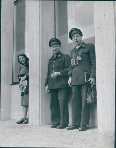 Photo Berlin West 1955, bus conductor Kurt Feidler, Herbert Wind, building of the BVG Potsdamer Platz