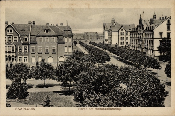 Postcard Saarlouis, section at Hohenzollernring with avenue