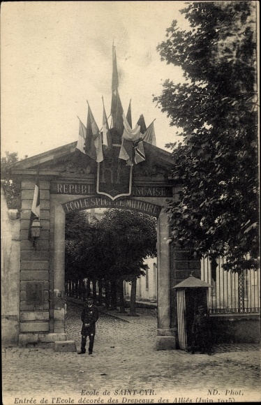 Ak Saint Cyr Yvelines, Entree de l&#39;Ecole decoree des Drapeaux des Allies