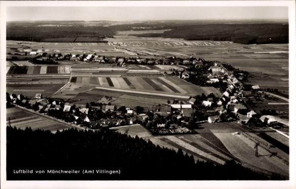 Ak Mönchweiler im Schwarzwald, Luftbild von  Felder, Dächer, ländliche Landschaft