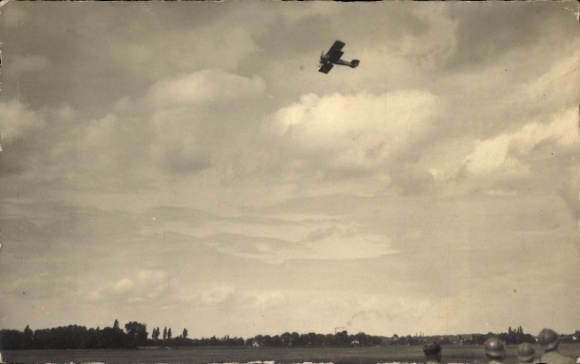Ak Dresden, vliegveld Heller, dubbeldekker vliegt in de lucht
