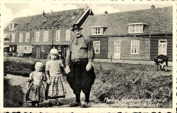 Postcard Marken North Holland Netherlands, A grandfather with his grandchildren in Holland