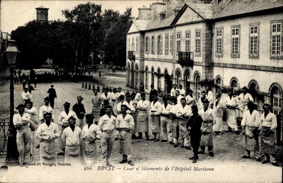 CPA Brest Finistère, Cour et bâtiments de l'Hôpital Maritime