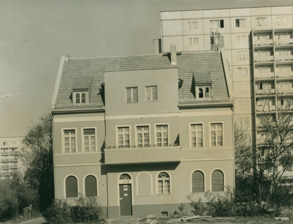 Photo Berlin Lichtenberg Alt Friedrichsfelde, street of liberation north 115, old building, new building
