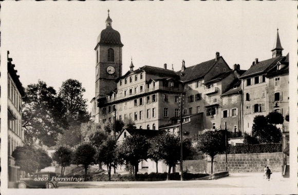 KP Porrentruy, kanton Jura, Szwajcaria, Grottes de Reclère, widok na ulicę z wieżą bramną.