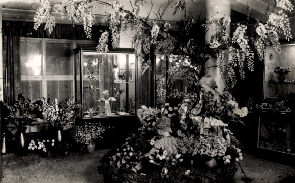 Postcard Sebnitz Saxony, flower show, sale of the VEB artificial flower