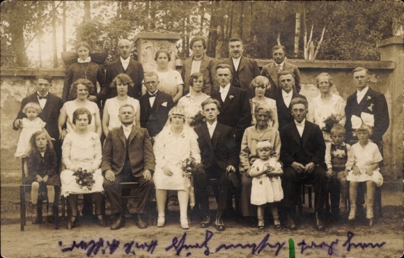 Foto Ak Wittichenau in der Oberlausitz, Gruppenfoto, Brautpaar, Gäste