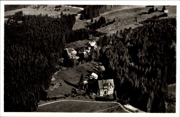 Ak Sulzbrunn Sulzberg im Oberallgäu, Luftaufnahme von Jodbad Sulzbrunn, bewaldete Umgebung,  Gebä