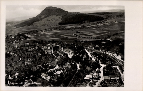 Ak Engen im Hegau, Panorama, Hohenhöwen, Fliegeraufnahme