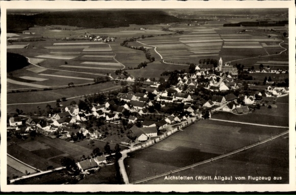 Ak Aichstetten im Allgäu Württemberg, Luftaufnahme von Aichstetten, landwirtschaftliche Flächen, 