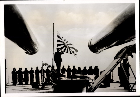 Foto Hoffmann, H., Japans Kriegsmarine, Flaggen Appell an Deck, Geschütz, Dez. 1941