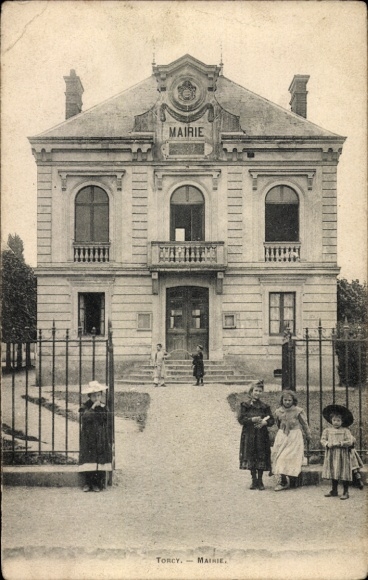 Ak Torcy Seine et Marne, Mairie Gebäude, Pärchen mit Kindern, Zäune, Bäume