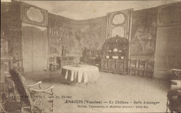 Ak Ansouis Vaucluse, Château  Schloss-Speisesaal, antike Möbel, Wandteppiche