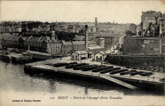 Postcard Brest Finistère, Arsenal entrance, harbor view, buildings, ships