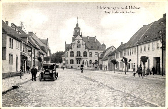 Ak Heldrungen in Thüringen, Hauptstraße mit Rathaus, Auto und Menschen,  Ansicht