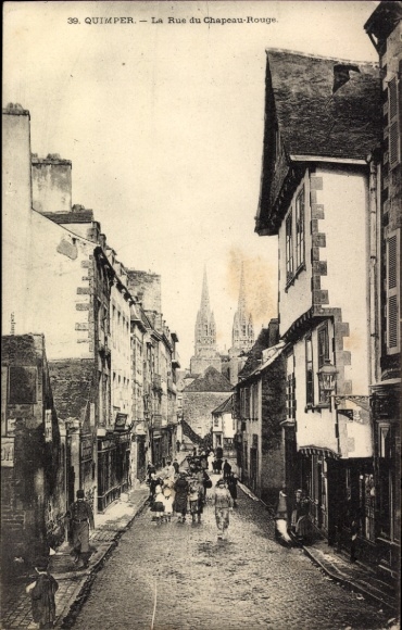 Postcard Quimper Finistère, Rue du Chapeau-Rouge, people on the street, architecture