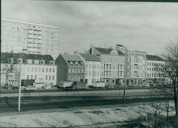 Photo Berlin Lichtenberg Alt Friedrichsfelde, street of liberation north, old building, new building