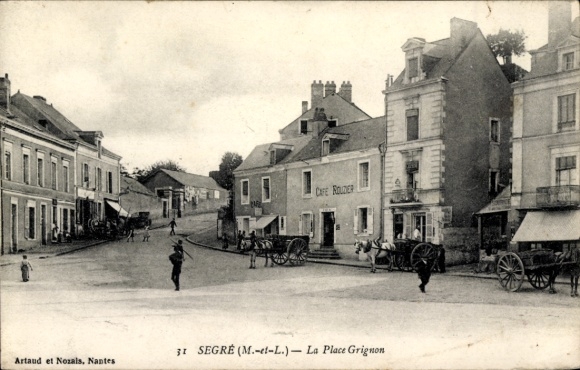 Postcard Segré Maine et Loire, Victorian architecture, Place Grignon, Café Roudier, horse-drawn carriages