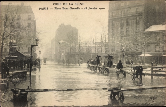 Ansichtkaart Parijs XV Vaugirard, Place Grenelle, De grote overstroming van de Seine van 28 januari 1910