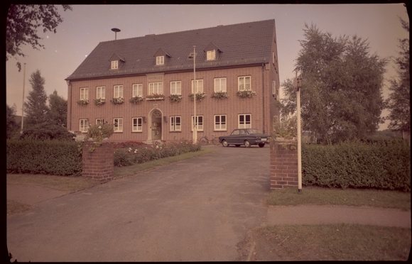 8 celluloid negatieven in Schwanewede in Nedersaksen, school, begraafplaats, winkel