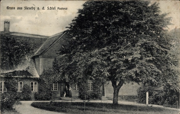 Ak Sieseby Thumby in Schleswig Holstein, Haus, Baum, Pastorat, Gruss aus  Menschen