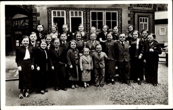 PC Paris, International Exhibition 1937, A group of the population of the Kingdom of Lilliput