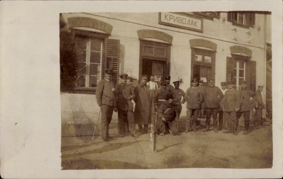 Photo Postcard Krivolak Macedonia, train station building, German soldiers in uniform
