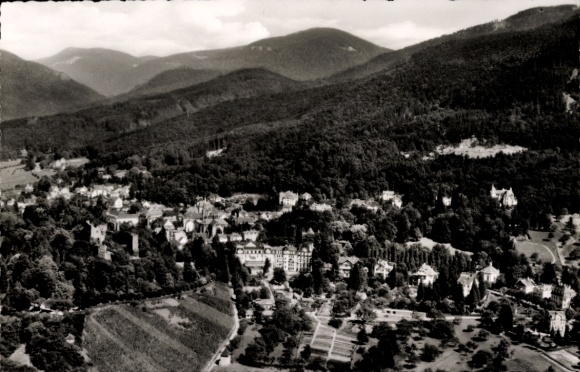 Ak Badenweiler im Schwarzwald, Landschaftsaufnahme, Hügel, Wälder, Stadtansicht,  Gebäude