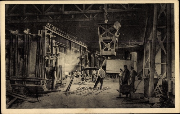 Ak Rheinisch-Westfälische Hüttenwerke, Martinwerk, Beschickung eines Martinofens