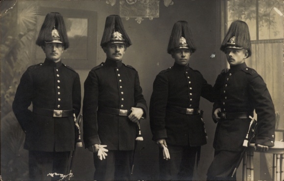 Foto Ak Copitz Pirna in Sachsen, vier Soldaten in Paradeuniformen, Helm mit Federbusch