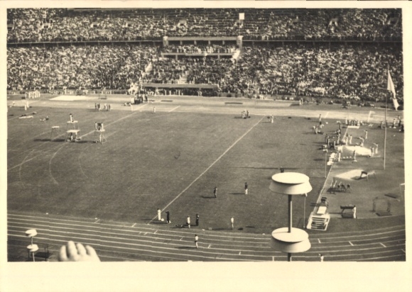 Foto Ak Olympische Spiele Berlin 1936 Olympiastadion, Spielfeld, Zuschauer auf den Tribünen