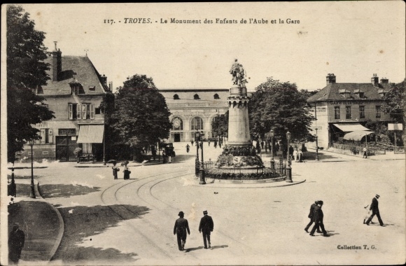 Postcard Troyes Aube, monument to the children of Aube and the train station