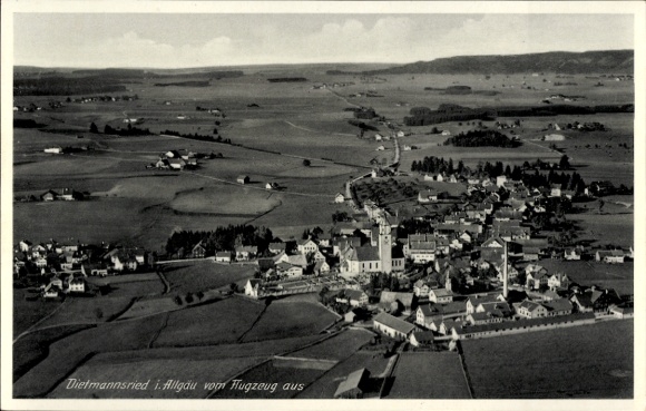 Ak Dietmannsried im Oberallgäu, Luftaufnahme von  ländliche Umgebung, Häuser, Kirche, Dorfplatz